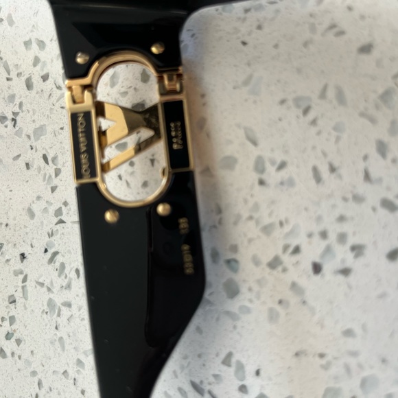 Louis Vuitton Womens sunglasses only worn once Excellent condition - Picture 3 of 9